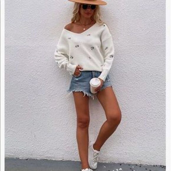 New White V Neck Embroidered Ribbed Knit Pullover Sweater - Picture 3 of 13